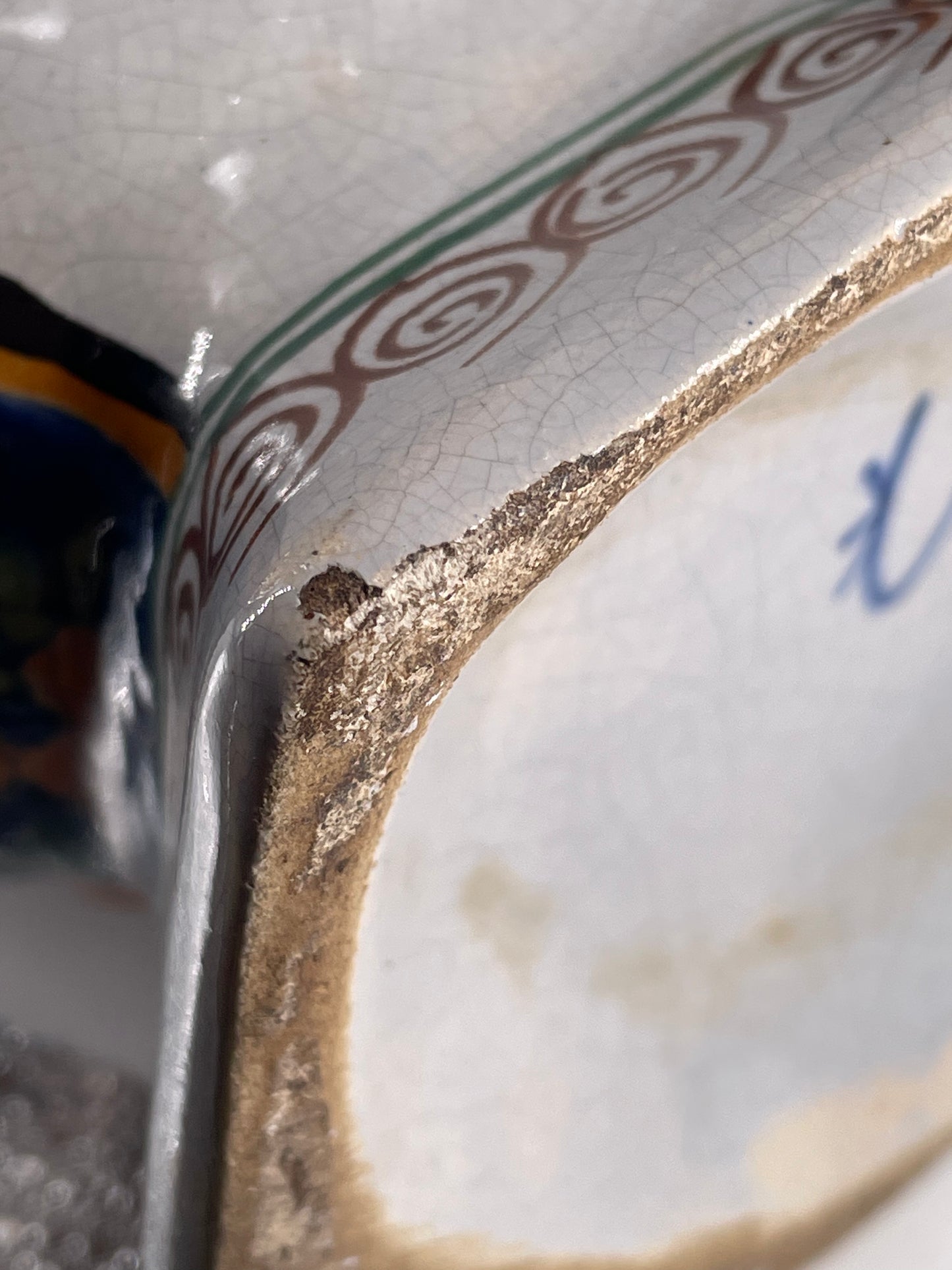 Deux vases en faïence de Desvres ou de Delft – À identifier