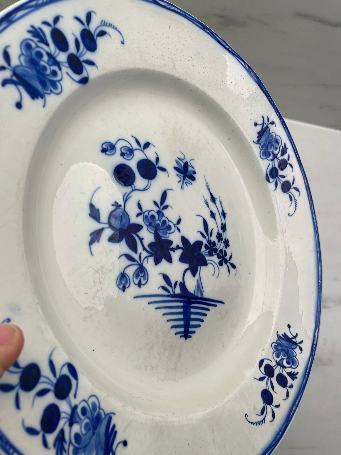Grand Plat en Porcelaine Tendre de Tournai – Décor à la Mouche Numéroté 4