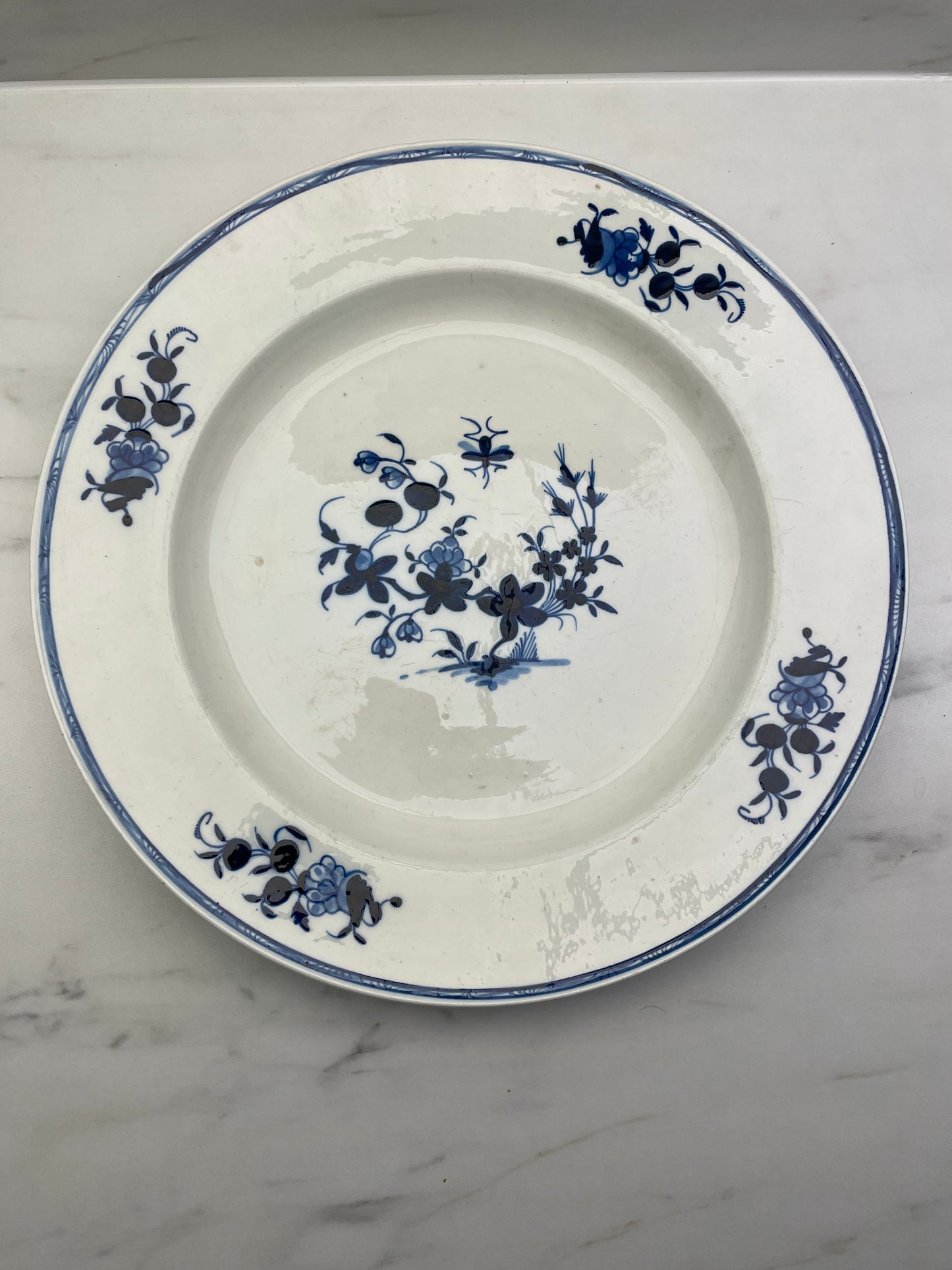 Très Grand Plat en Porcelaine Tendre de Tournai – Marqué R 3