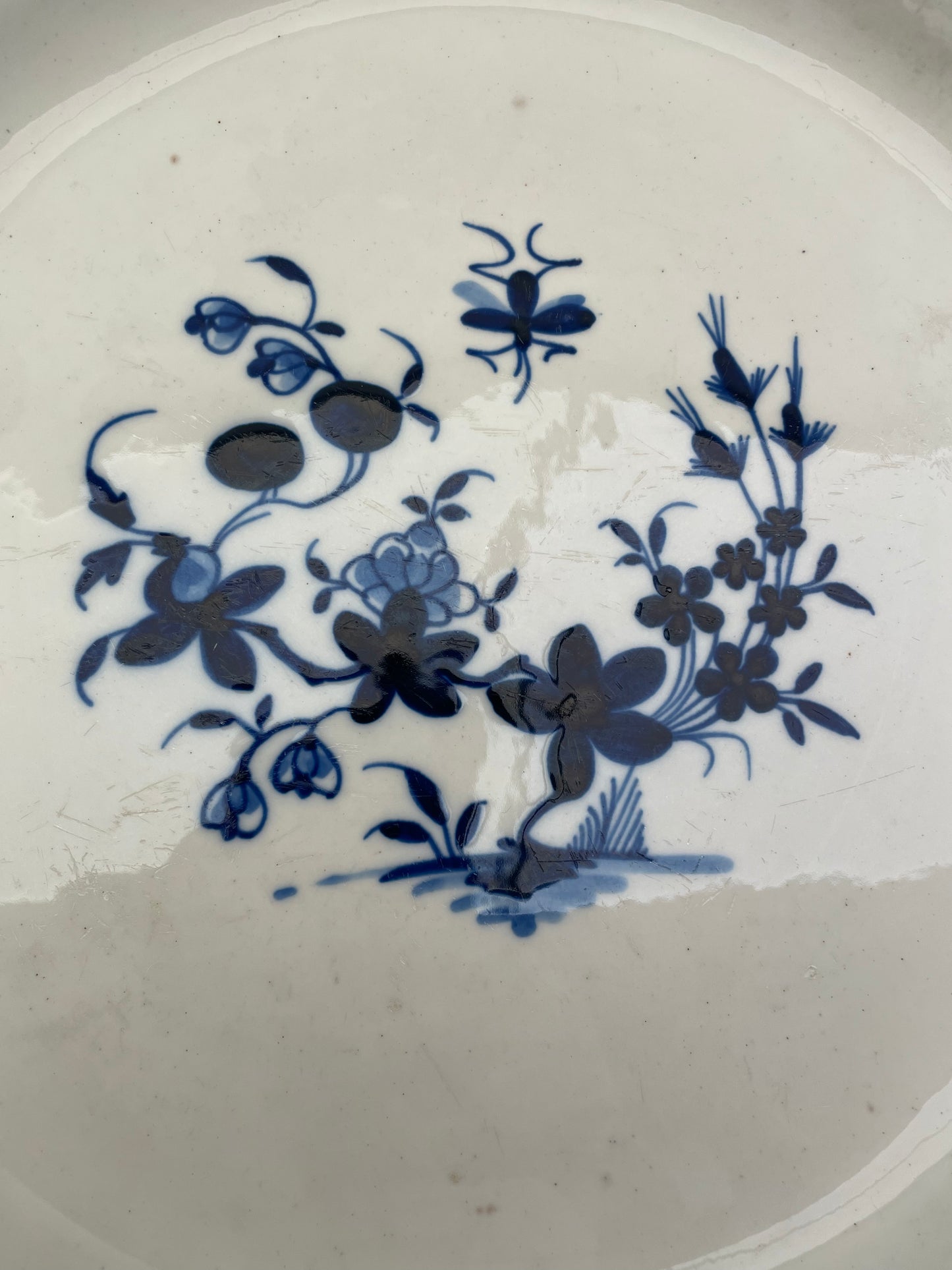 Très Grand Plat en Porcelaine Tendre de Tournai – Marqué R 3