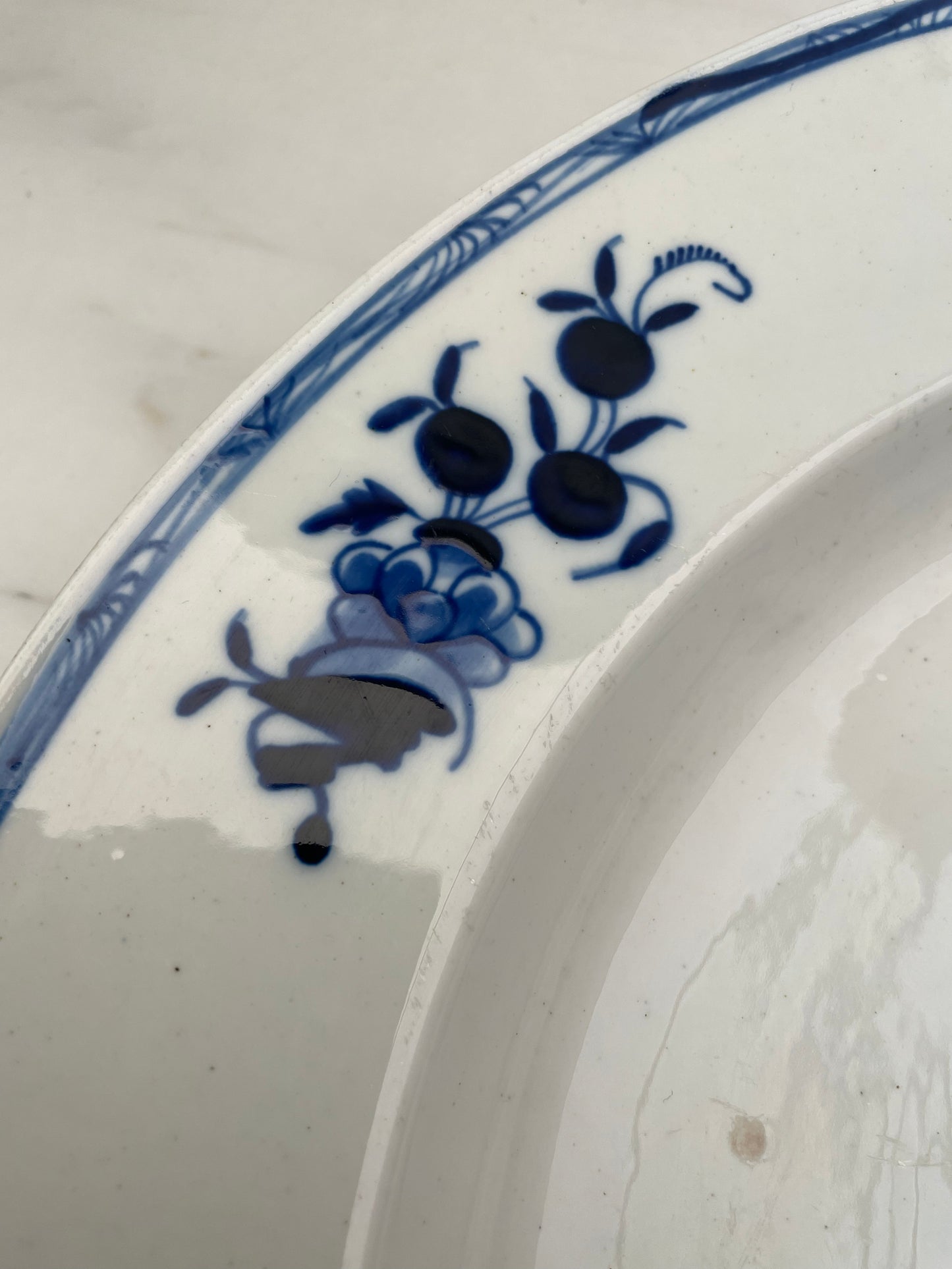 Très Grand Plat en Porcelaine Tendre de Tournai – Marqué R 3