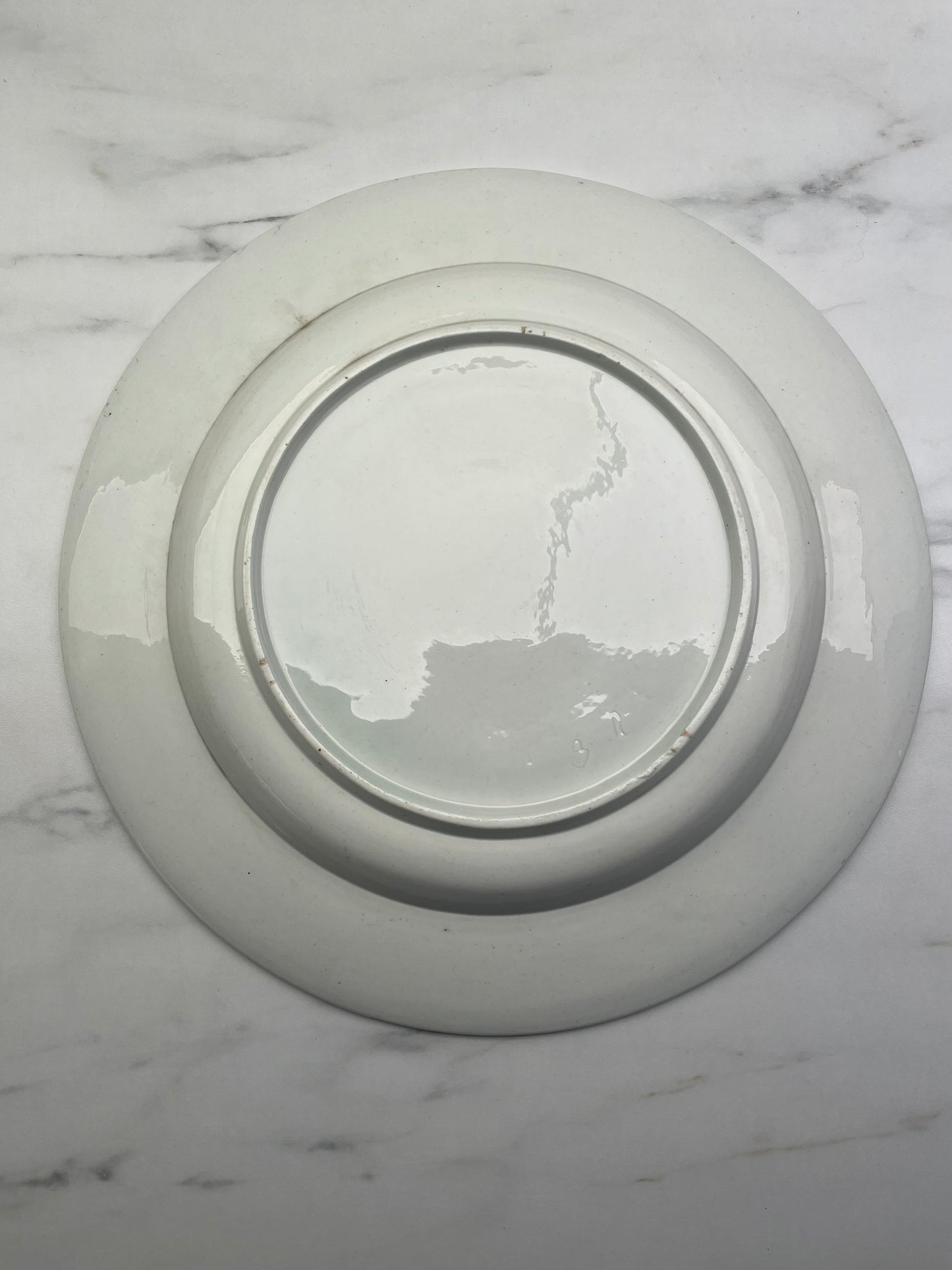Très Grand Plat en Porcelaine Tendre de Tournai – Marqué R 3
