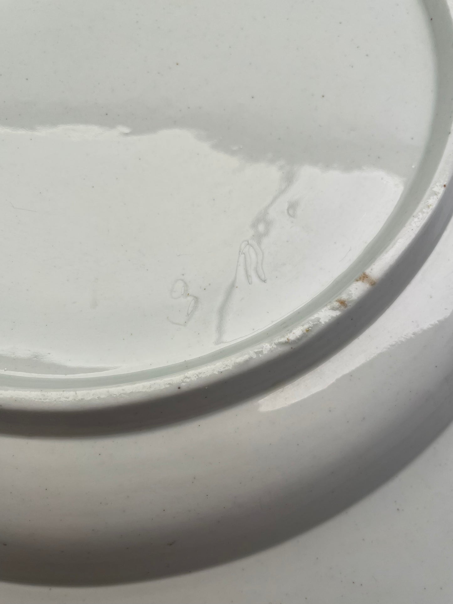 Très Grand Plat en Porcelaine Tendre de Tournai – Marqué R 3