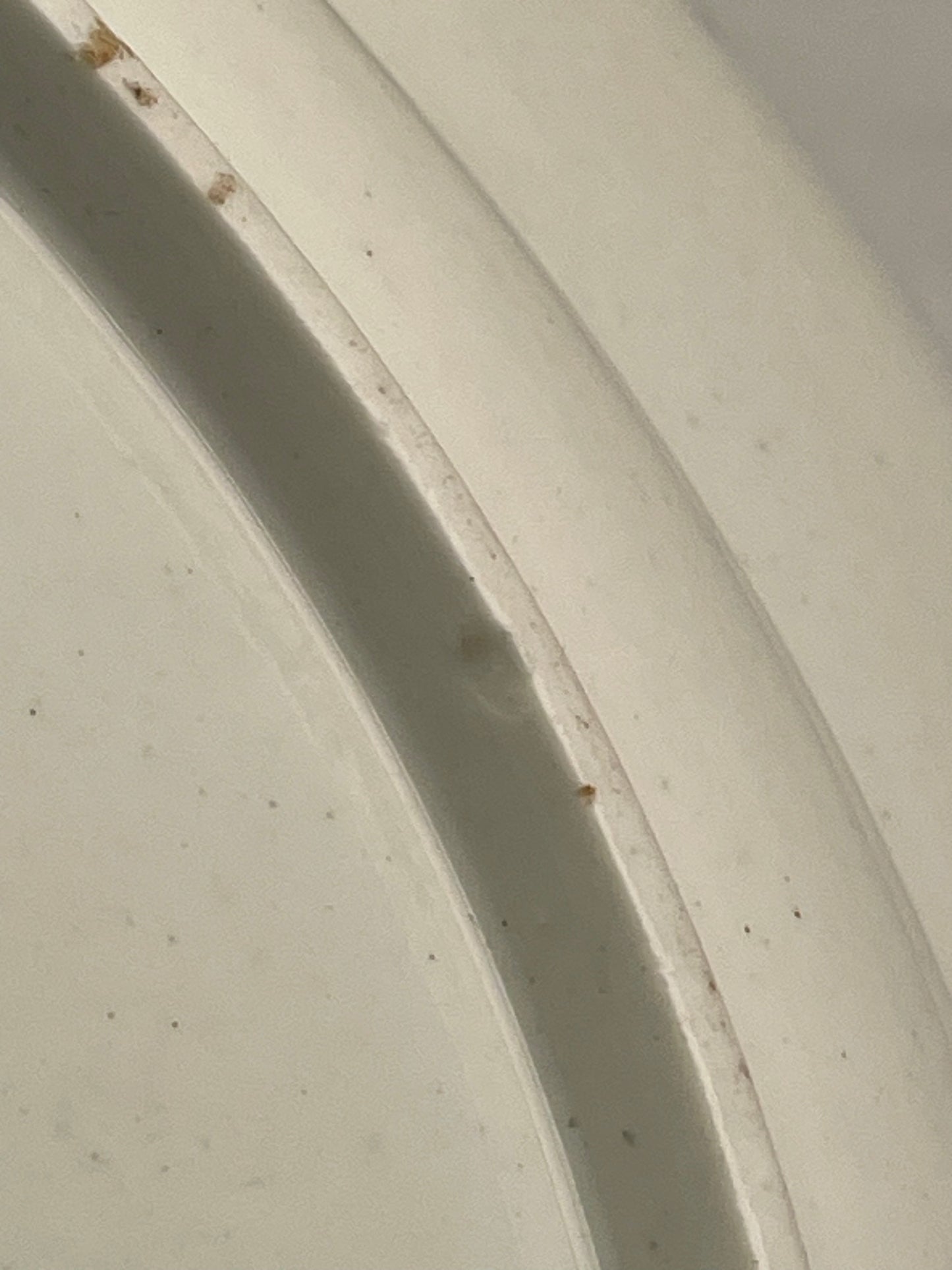 Très Grand Plat en Porcelaine Tendre de Tournai – Marqué R 3