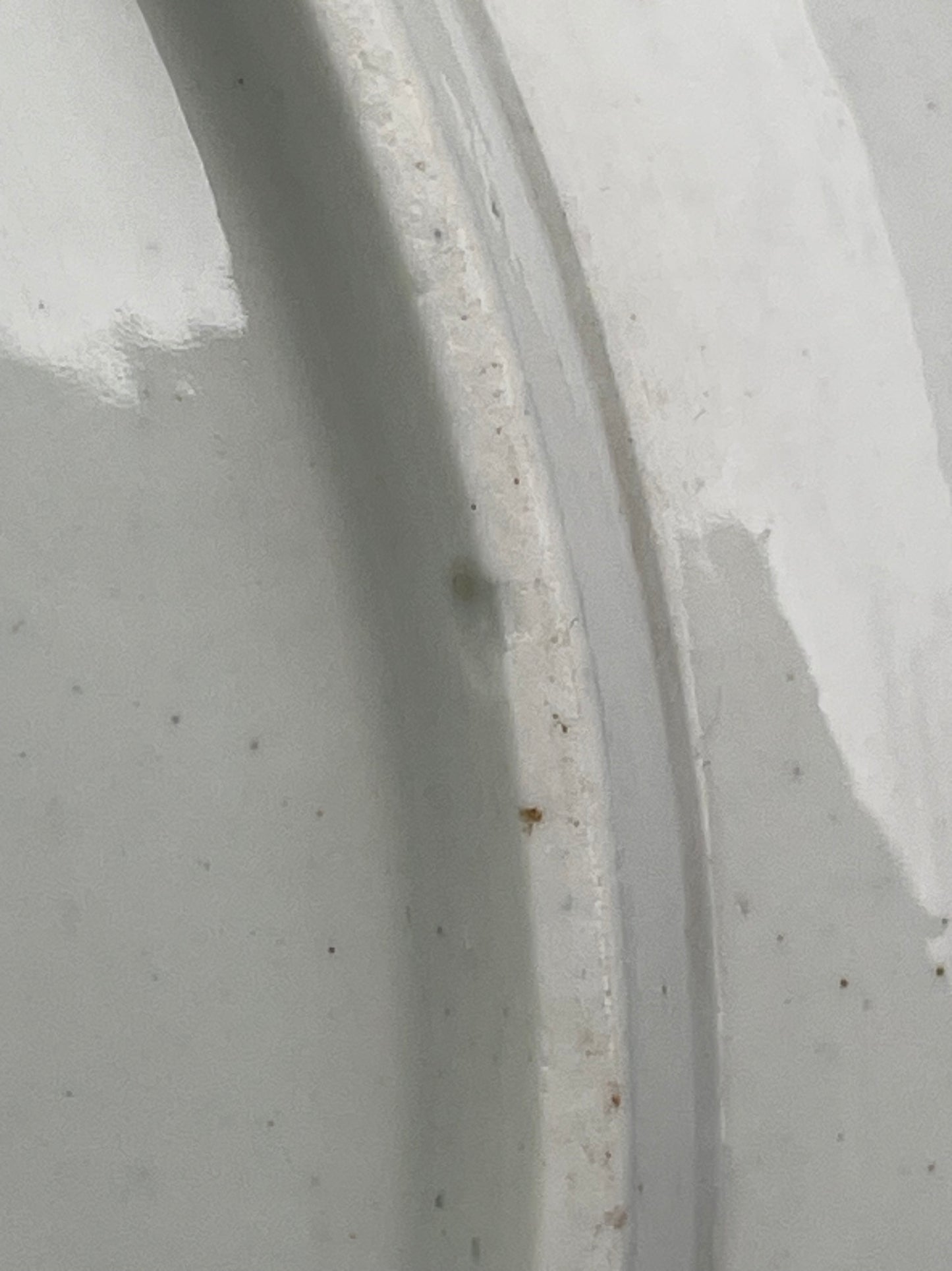 Très Grand Plat en Porcelaine Tendre de Tournai – Marqué R 3