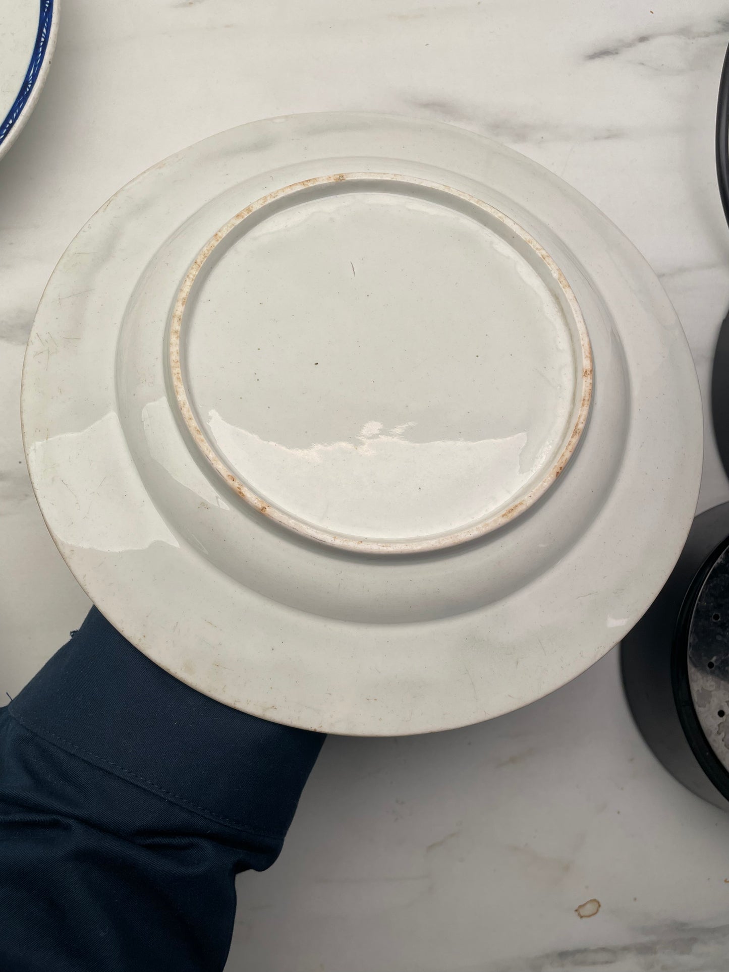 Ensemble de 7 Assiettes Plates Porcelaine Tendre de Tournai Décor Mouche