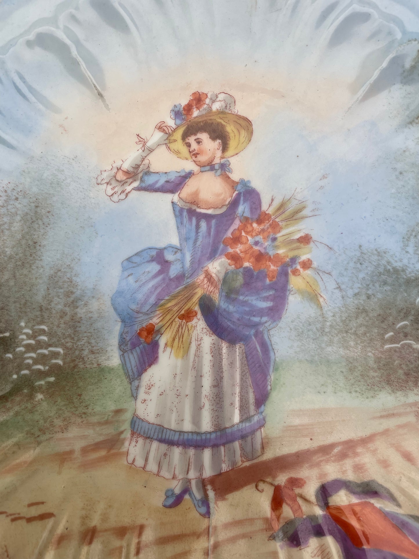 Assiette en Porcelaine à Décor de Dame aux Fleurs – 19e/20e siècle