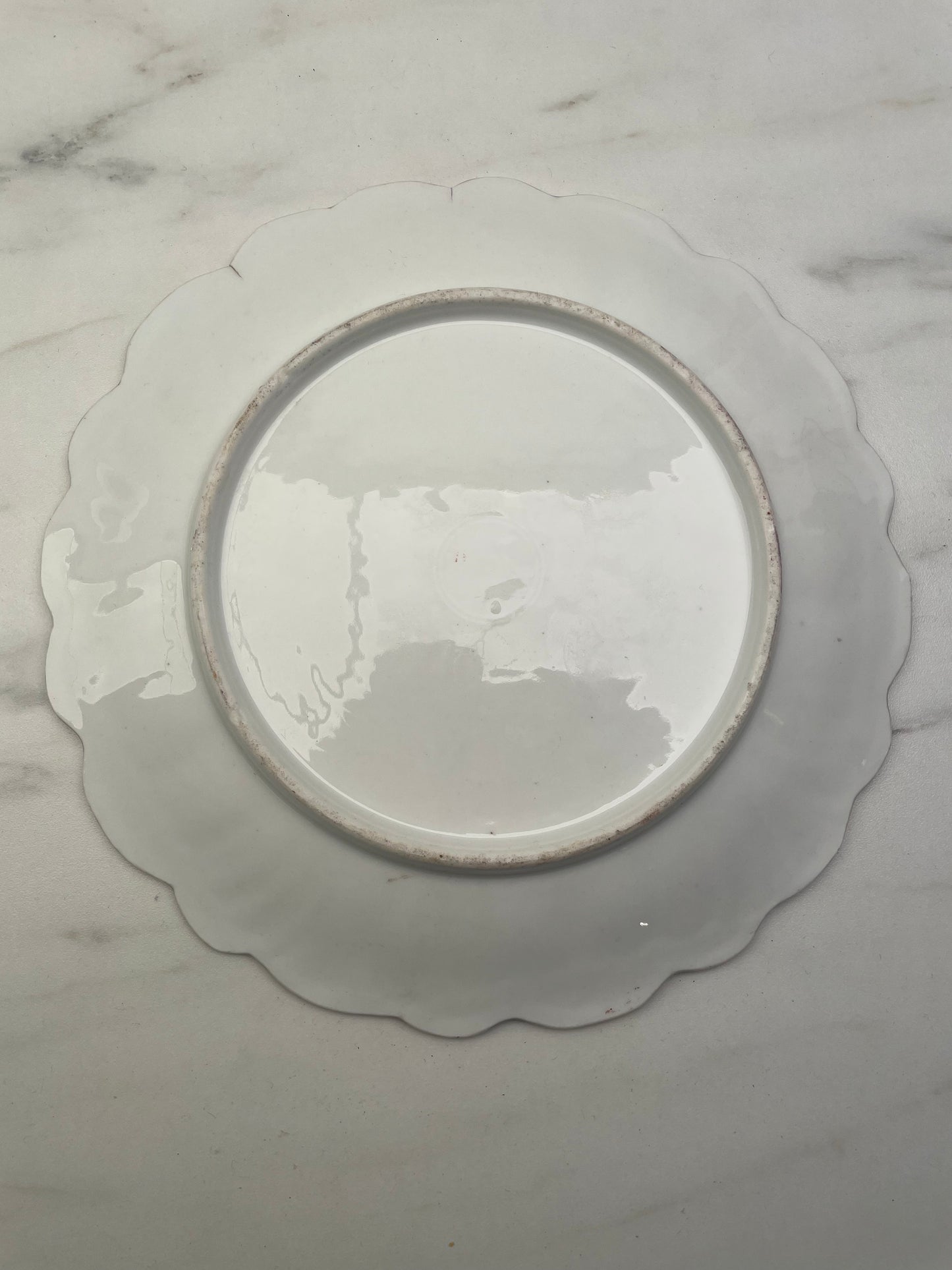 Assiette en Porcelaine à Décor de Dame aux Fleurs – 19e/20e siècle