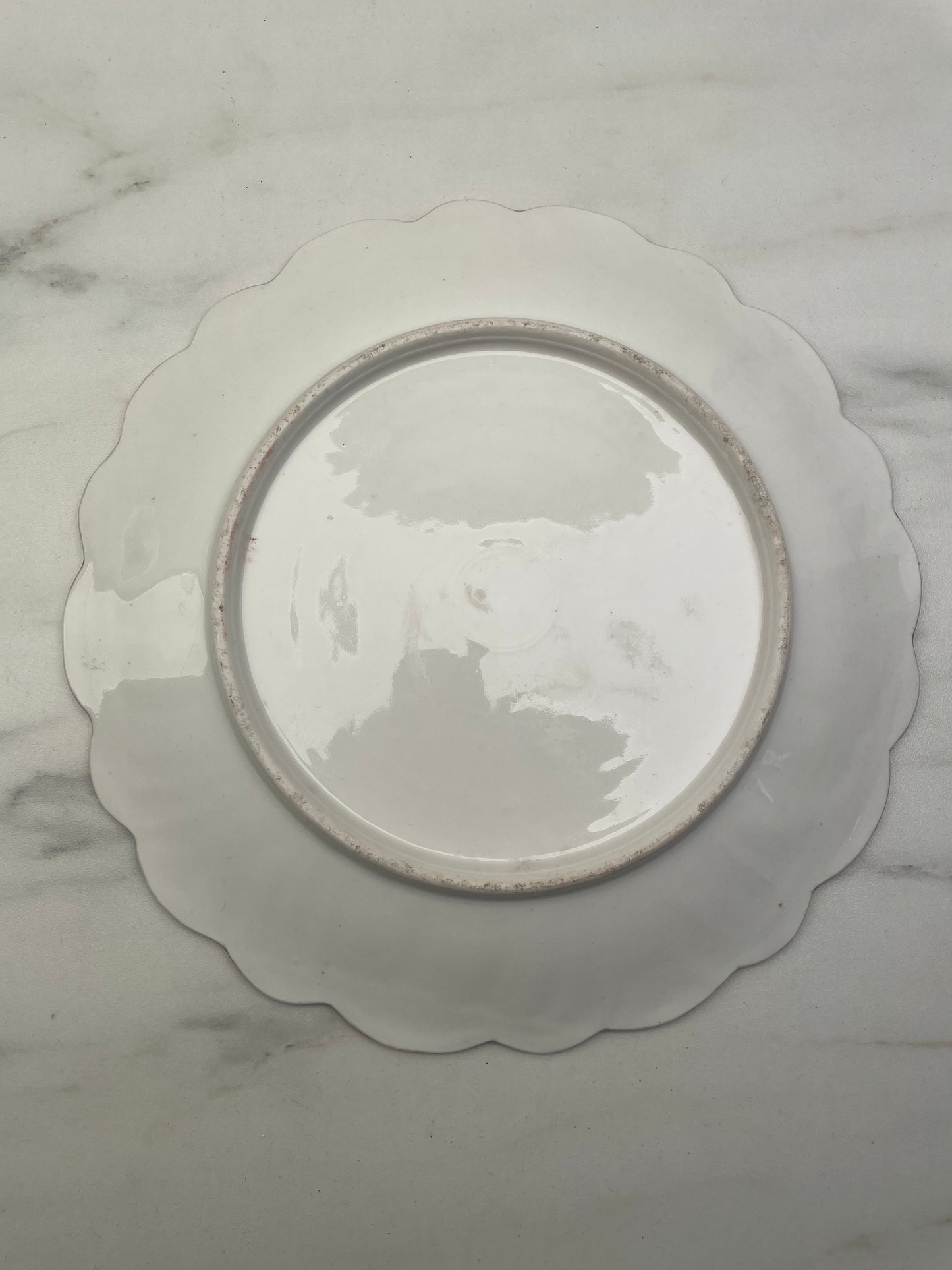 Assiette en Porcelaine à Décor de Dame au panier – 19e/20e siècle