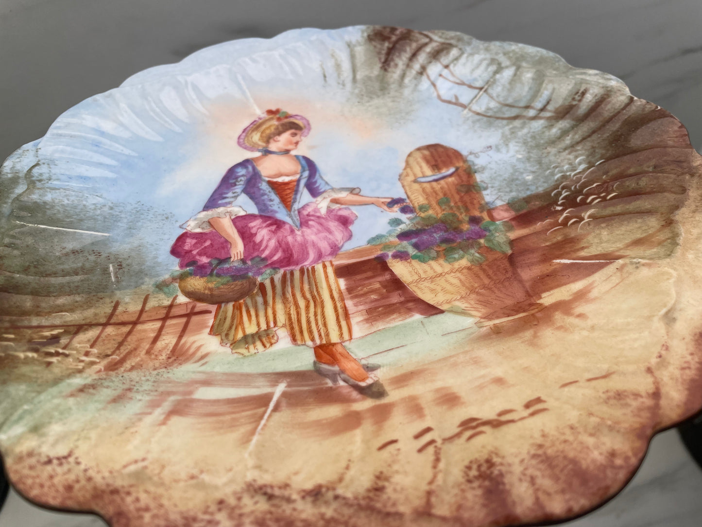 Assiette en Porcelaine à Décor de Dame au panier – 19e/20e siècle