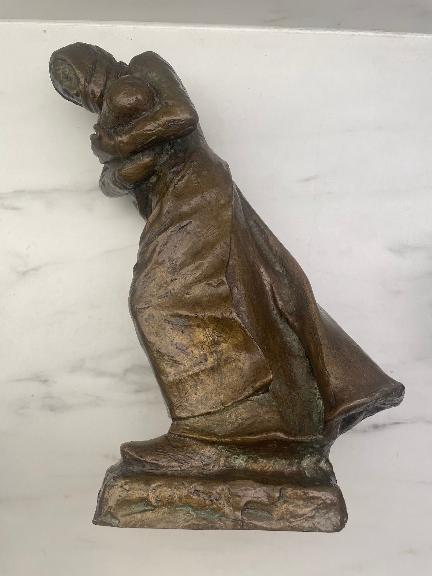 1 - Sculpture en bronze – Maternité (1905) – Femme et enfant – 32 cm