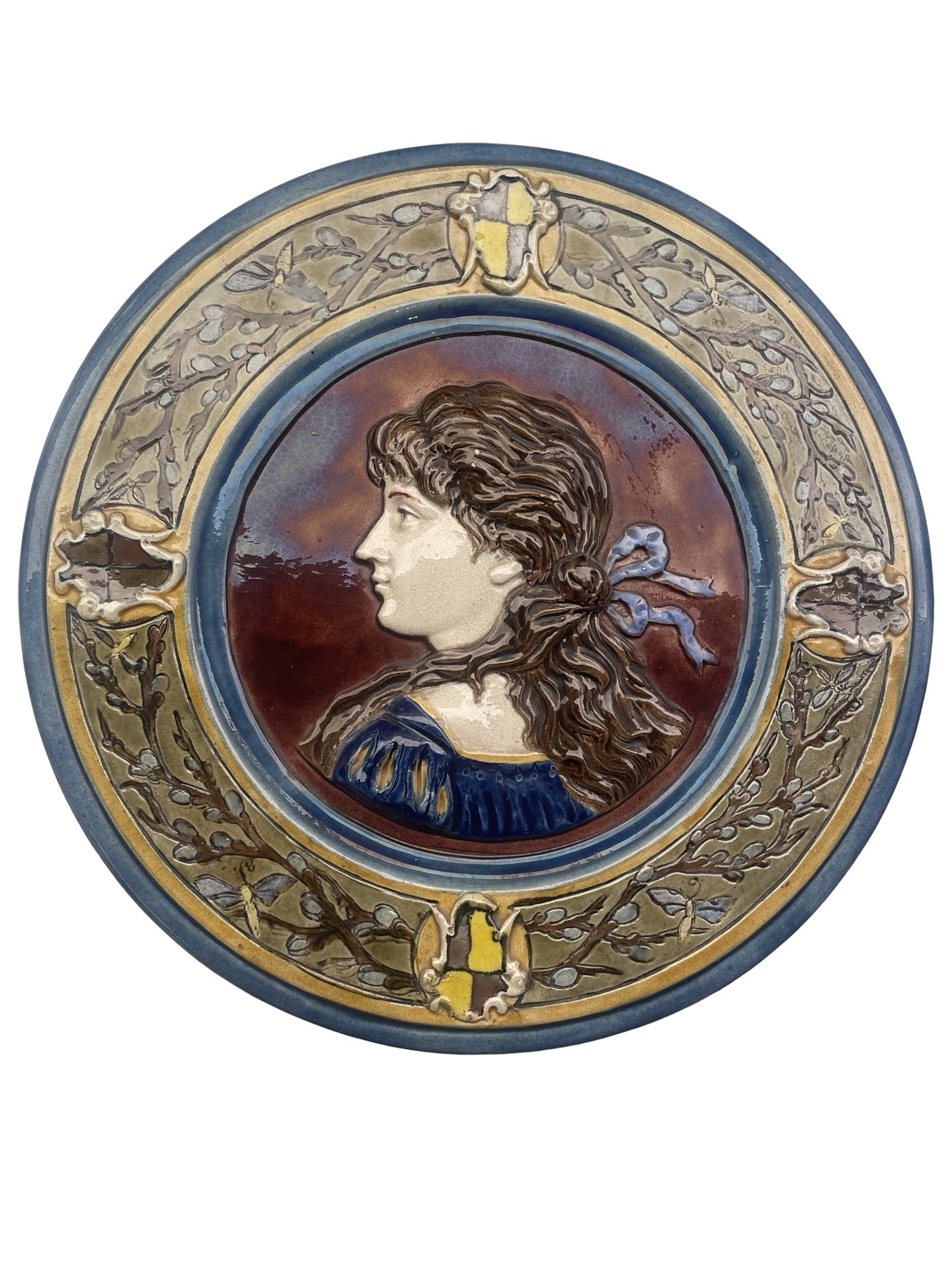 1 - Plat décoratif en faïence – Femme en relief – Barbotine