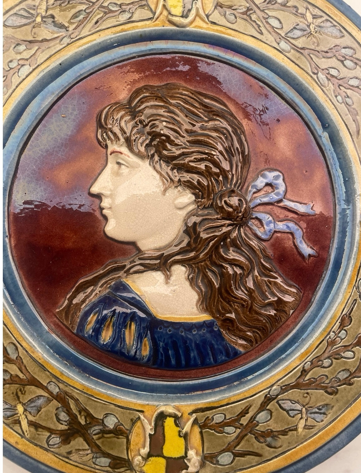 1 - Plat décoratif en faïence – Femme en relief – Barbotine