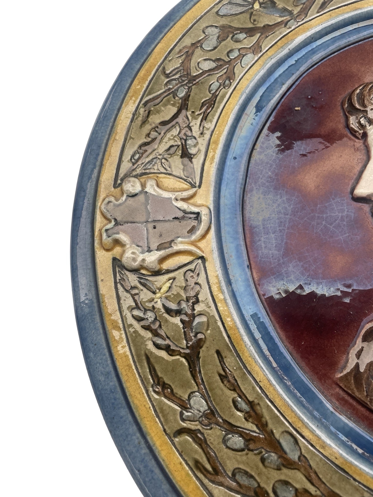 1 - Plat décoratif en faïence – Femme en relief – Barbotine