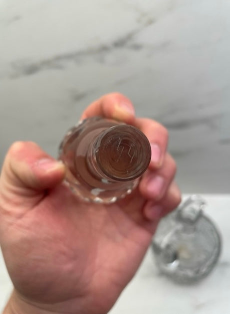 Carafe en cristal blanc – Bohême – Petit éclat au bouchon