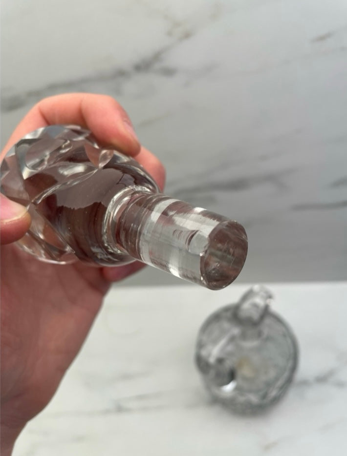 Carafe en cristal blanc – Bohême – Petit éclat au bouchon