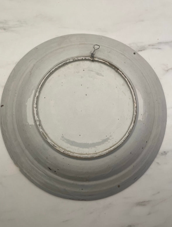 Plat en faïence de Delft – XIXᵉ siècle – Décor floral jaune et blanc – Égrenures