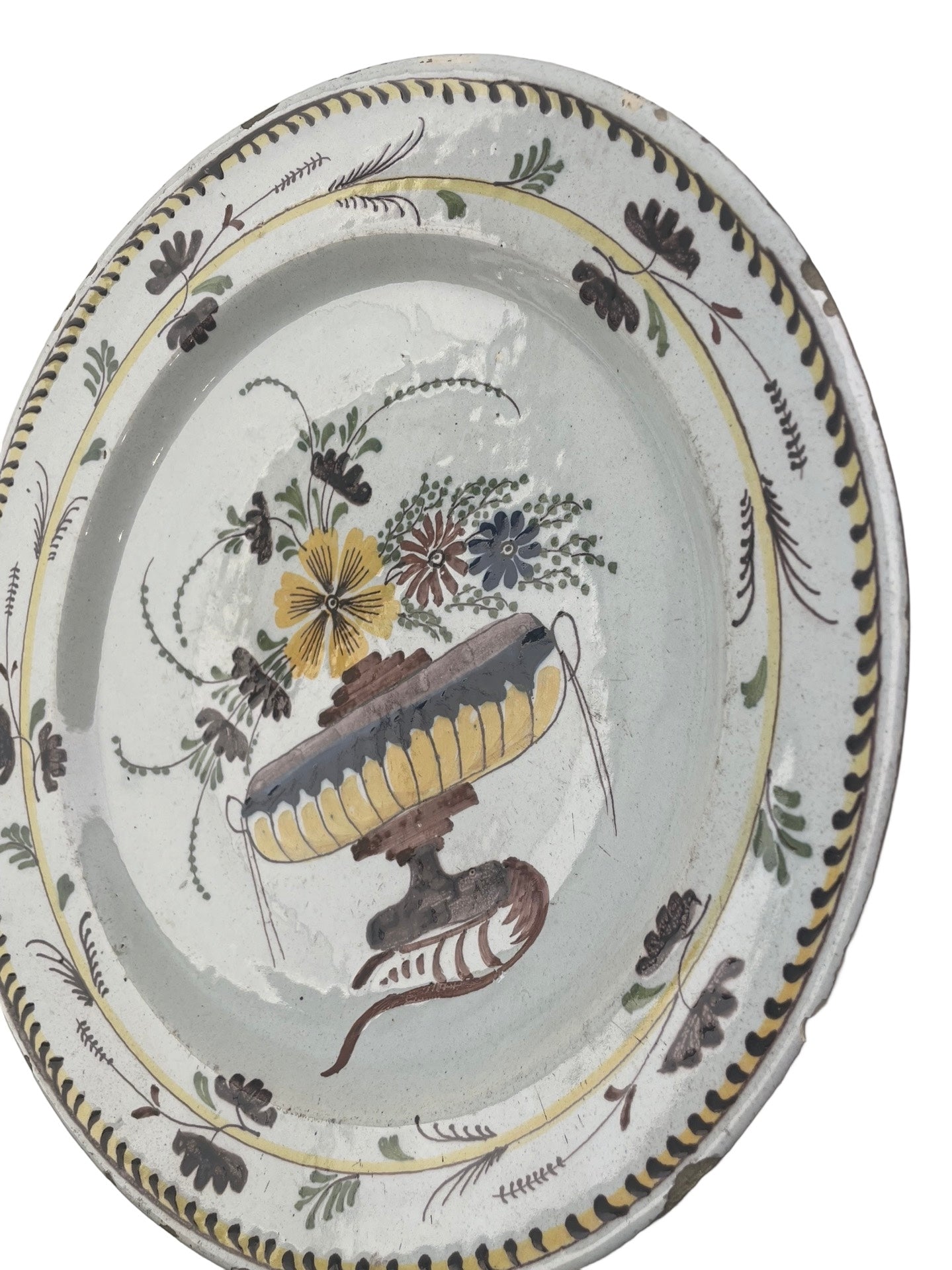 Plat en faïence de Delft – XIXᵉ siècle – Décor floral jaune et blanc – Égrenures