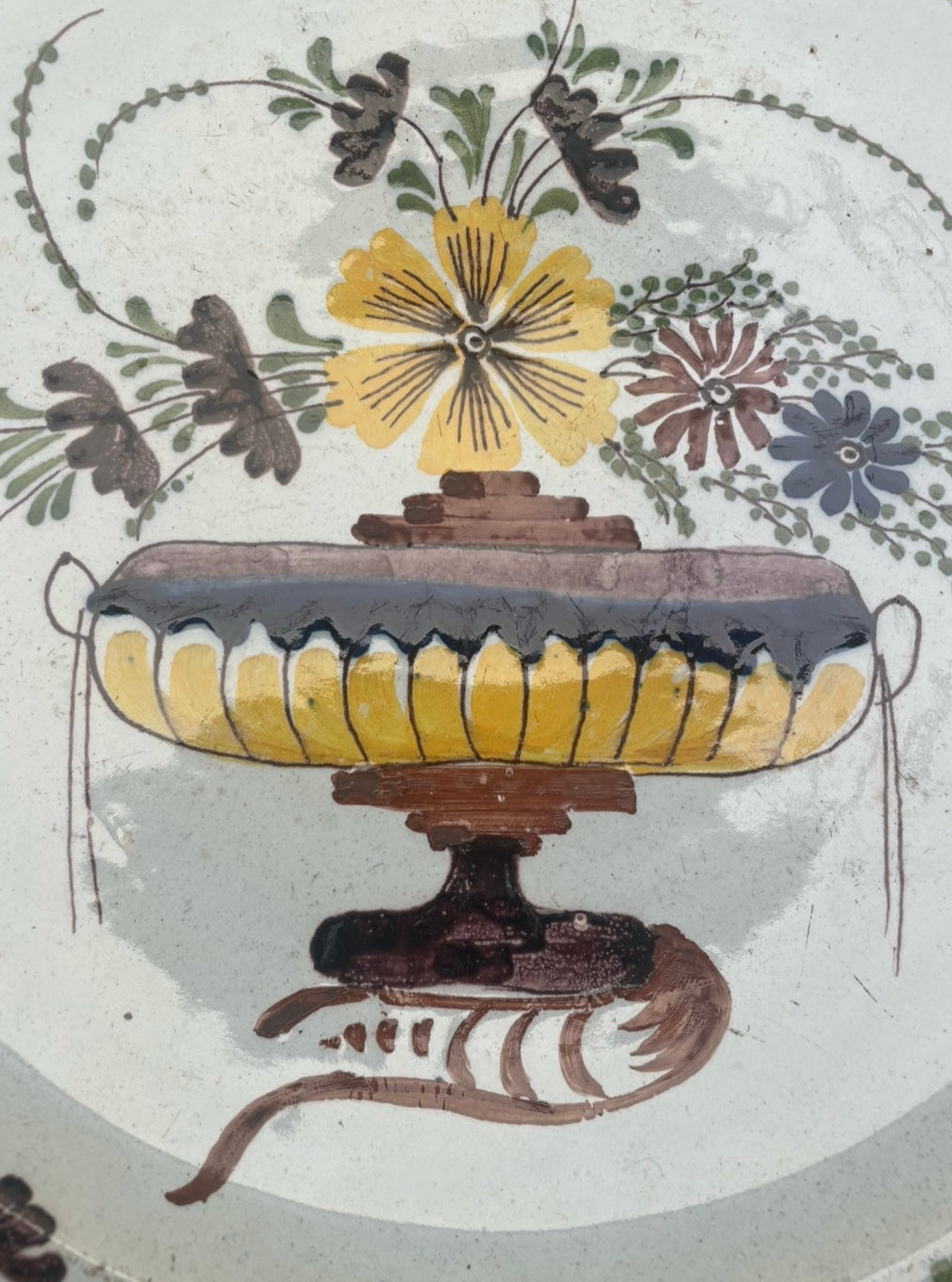 Plat en faïence de Delft – XIXᵉ siècle – Décor floral jaune et blanc – Égrenures