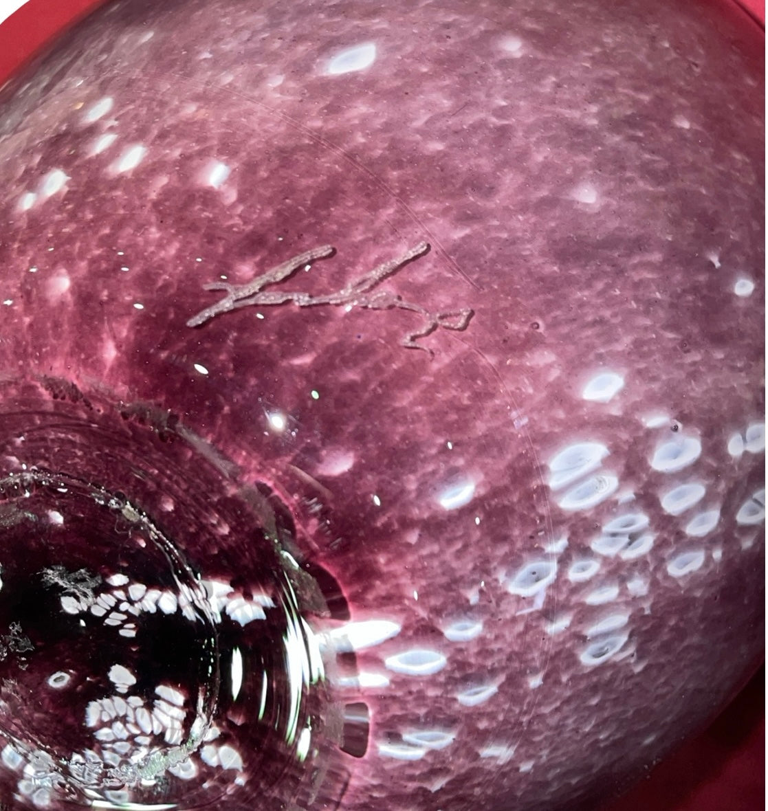 Vase en Verre Mauve Irisé Signé Dorure Interne à Identifier