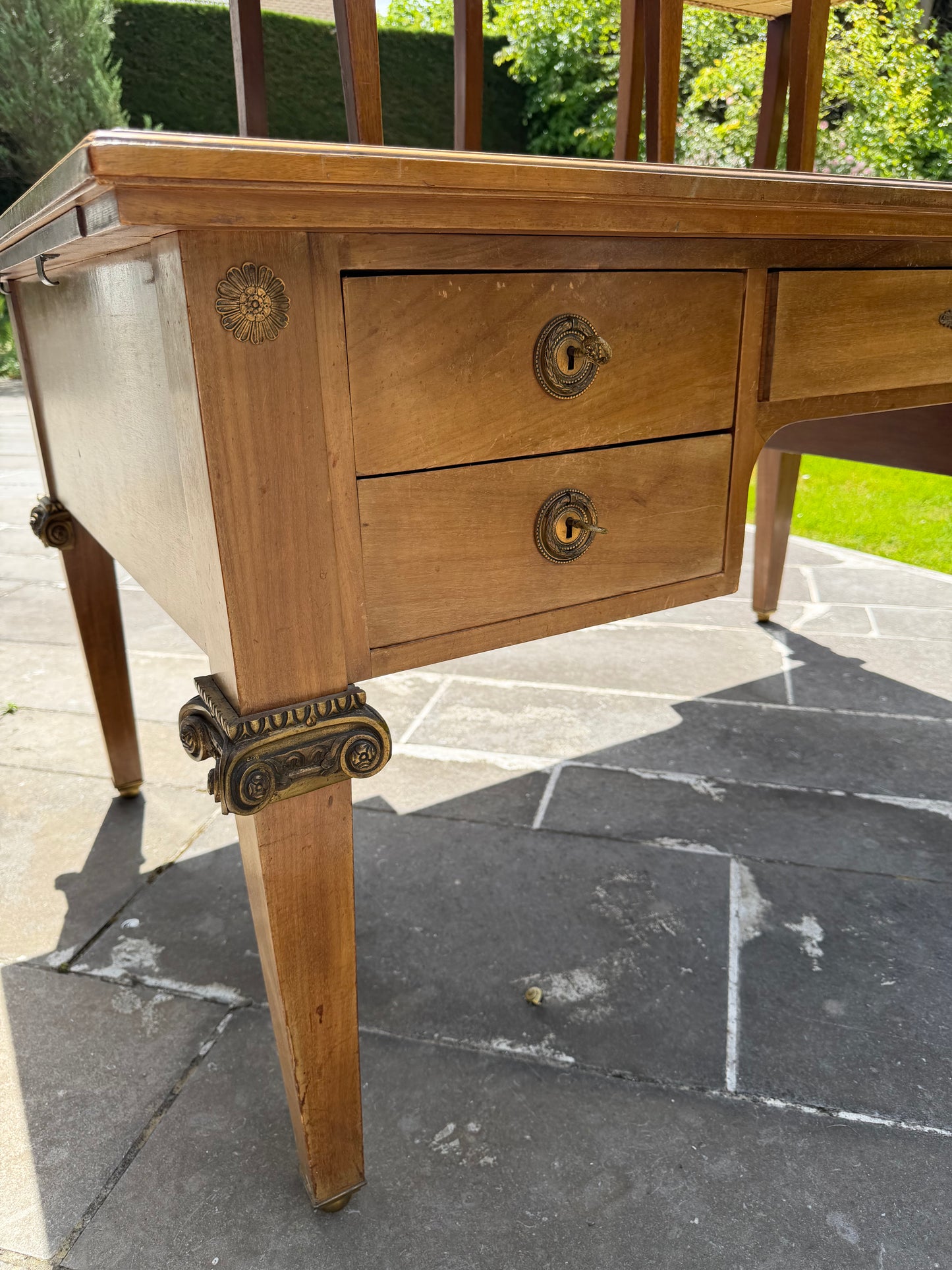 1 - Grand bureau recto verso style Empire cuir vert