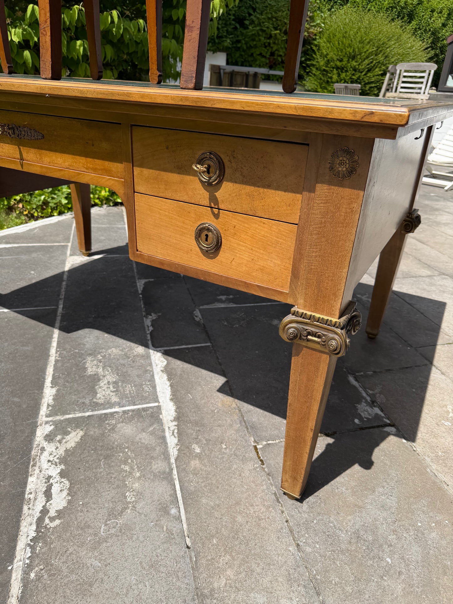 1 - Grand bureau recto verso style Empire cuir vert