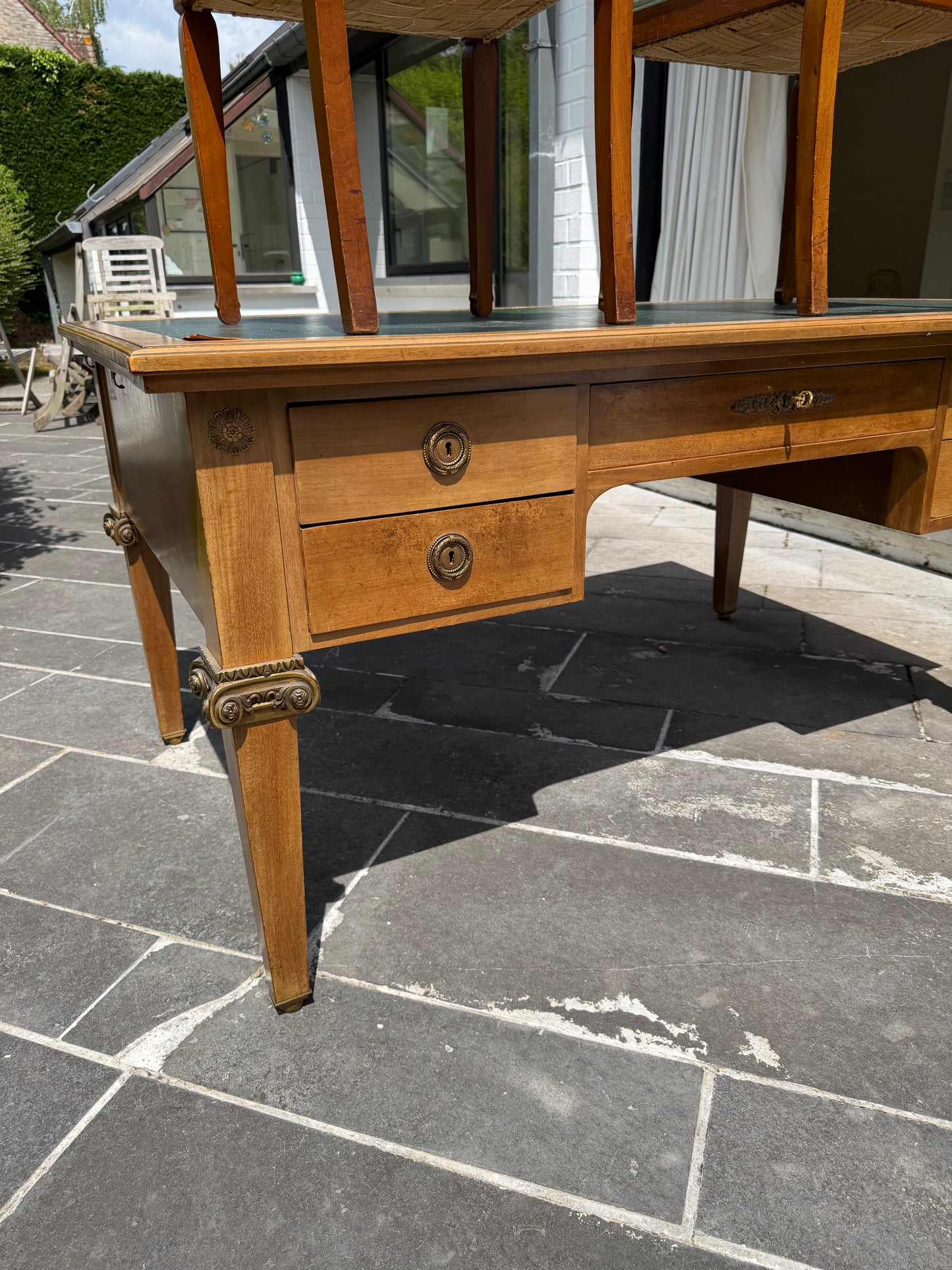 1 - Grand bureau recto verso style Empire cuir vert