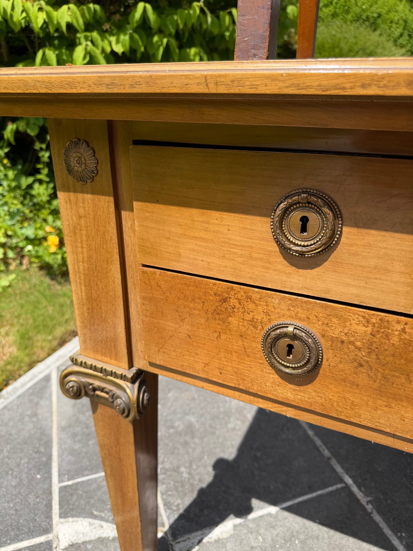 1 - Grand bureau recto verso style Empire cuir vert