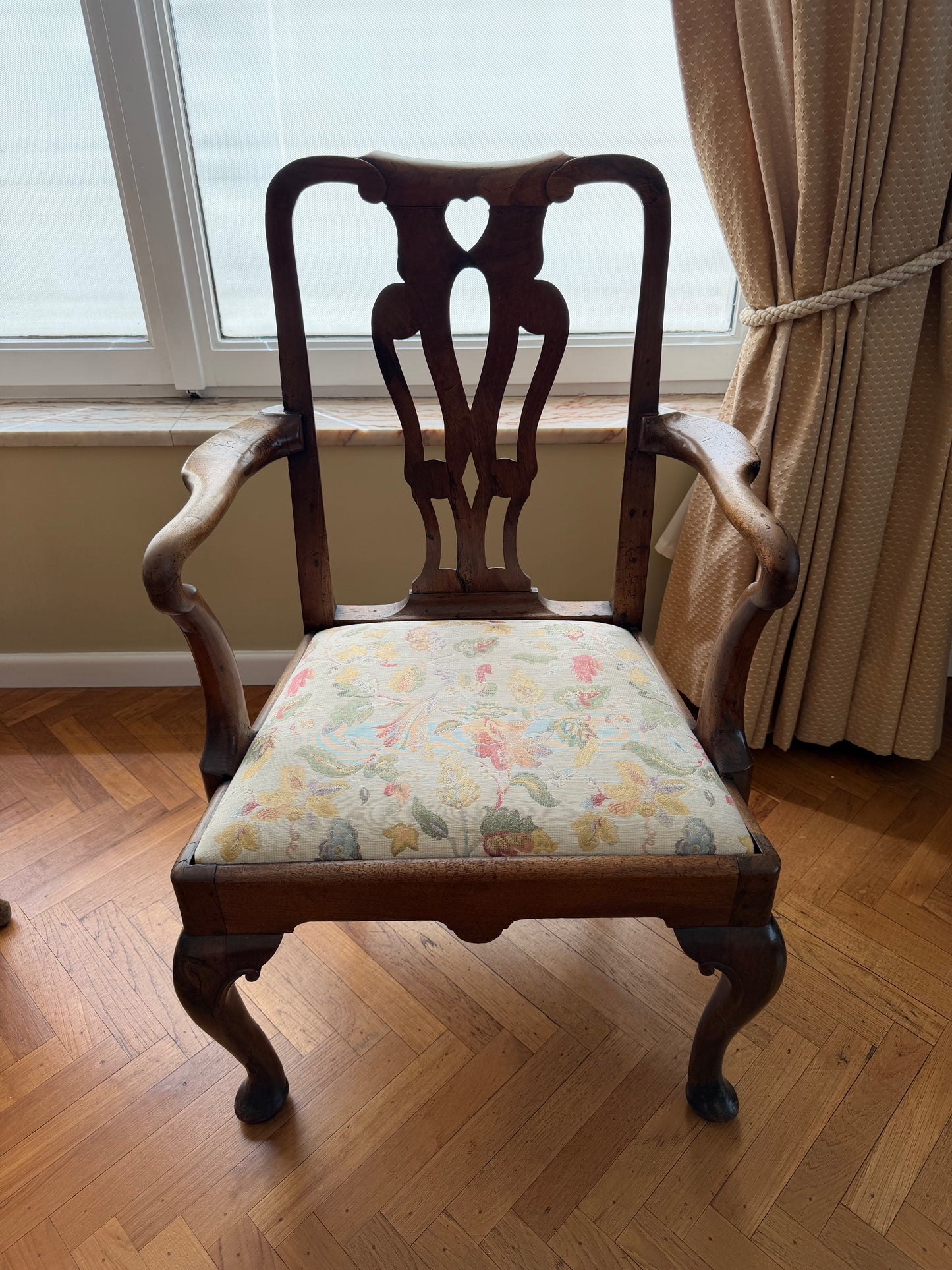 1 - Fauteuil ancien de style Queen Anne en noyer
