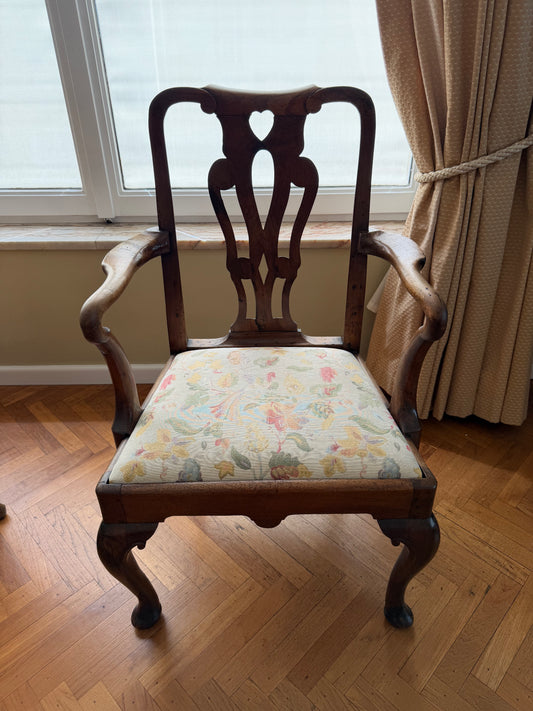 1 - Fauteuil ancien de style Queen Anne en noyer