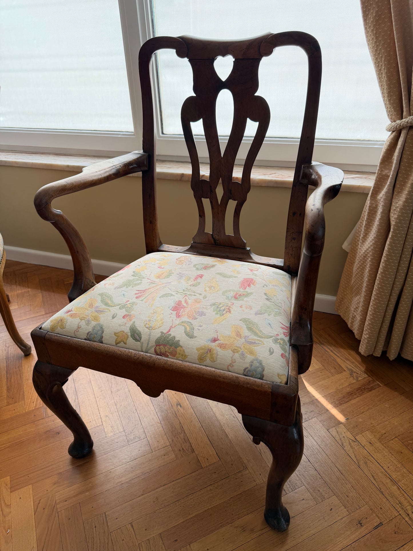 1 - Fauteuil ancien de style Queen Anne en noyer