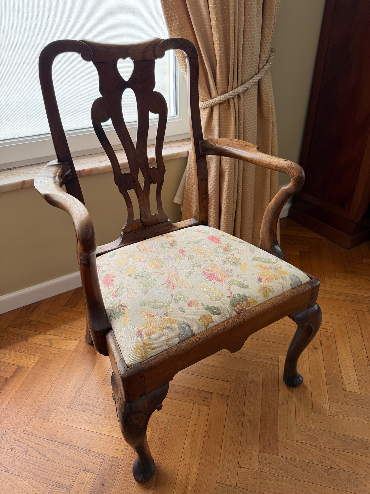 1 - Fauteuil ancien de style Queen Anne en noyer
