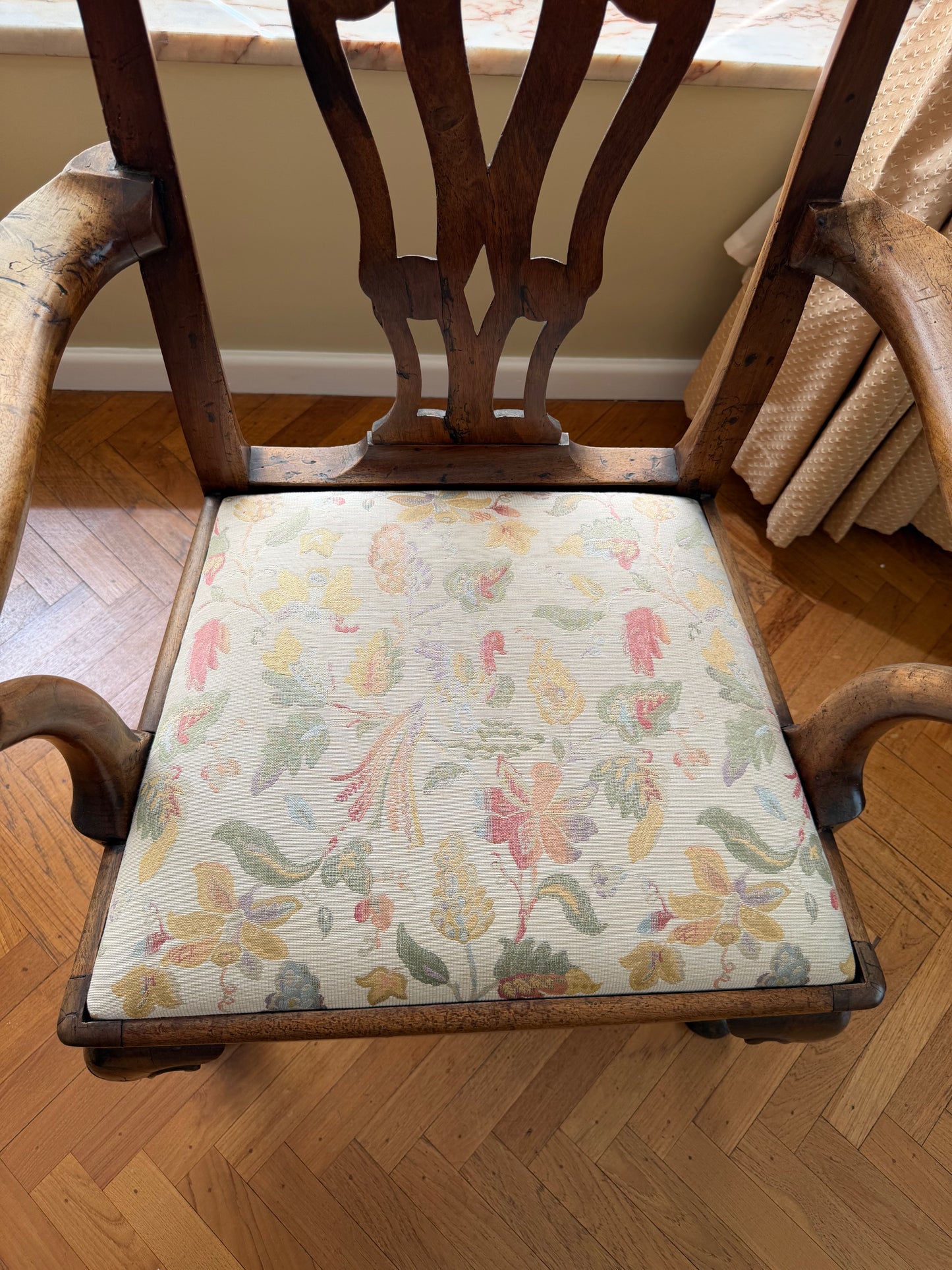 1 - Fauteuil ancien de style Queen Anne en noyer