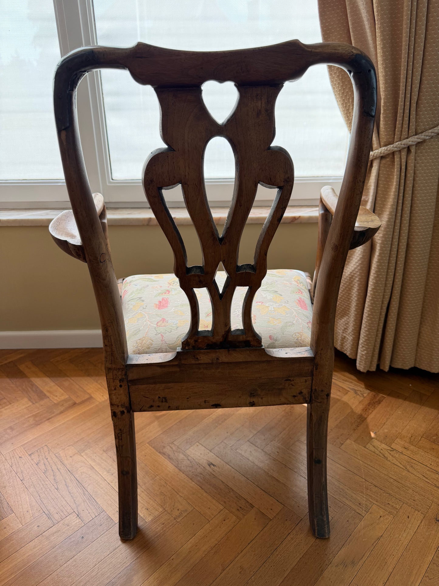 1 - Fauteuil ancien de style Queen Anne en noyer