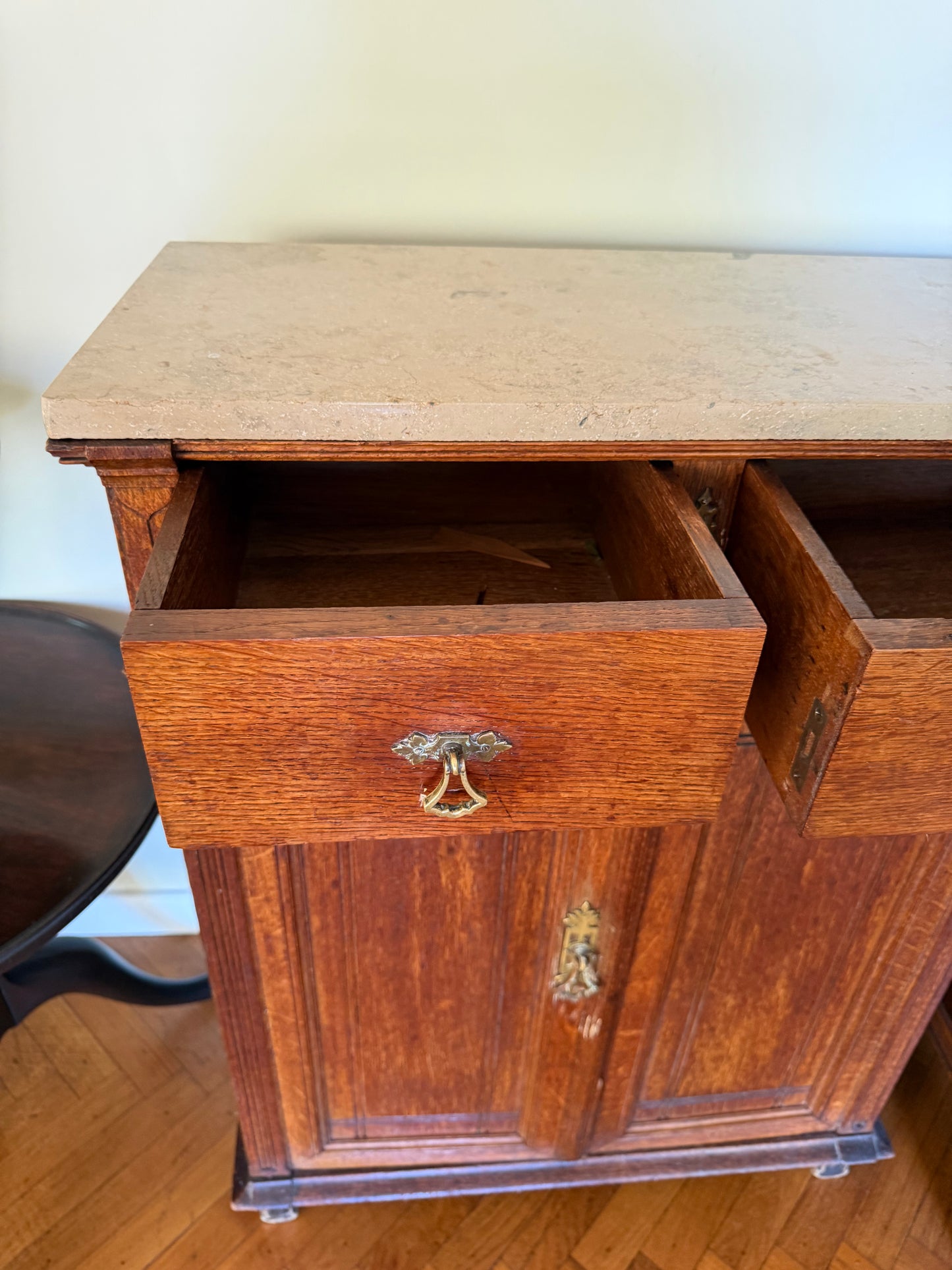 1 - Petit meuble d’appoint ancien en chêne style néoclassique
