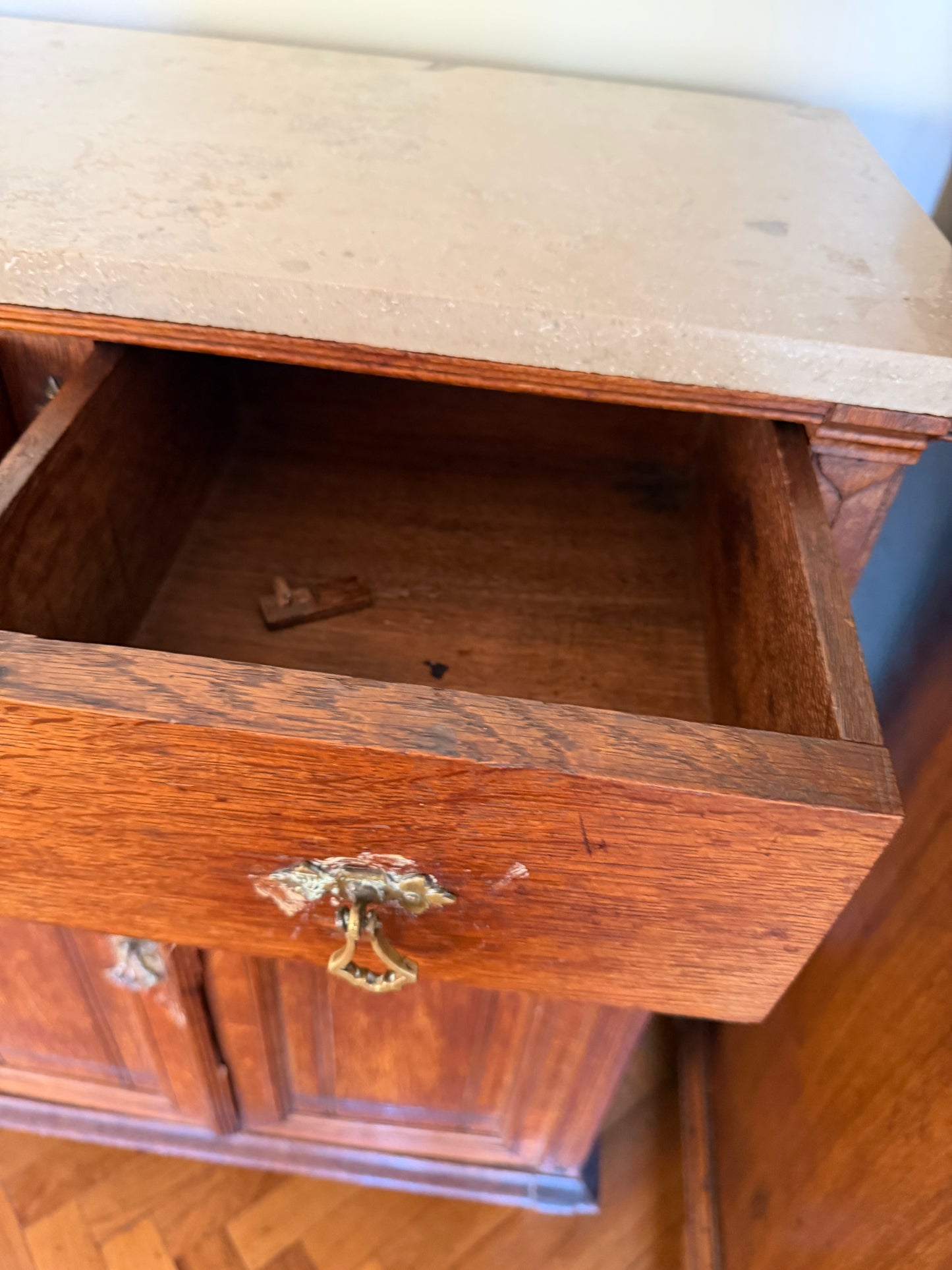 1 - Petit meuble d’appoint ancien en chêne style néoclassique