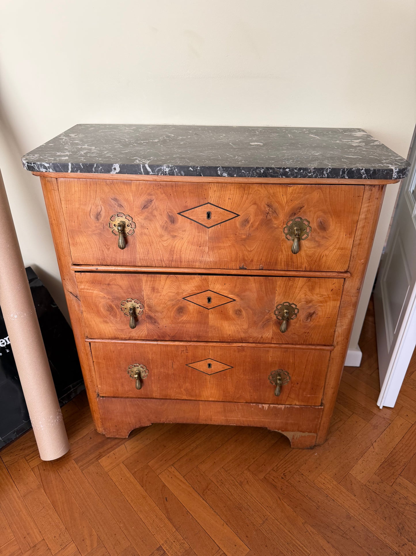 1 - Commode Biedermeier en bois fruitier et marbre noir