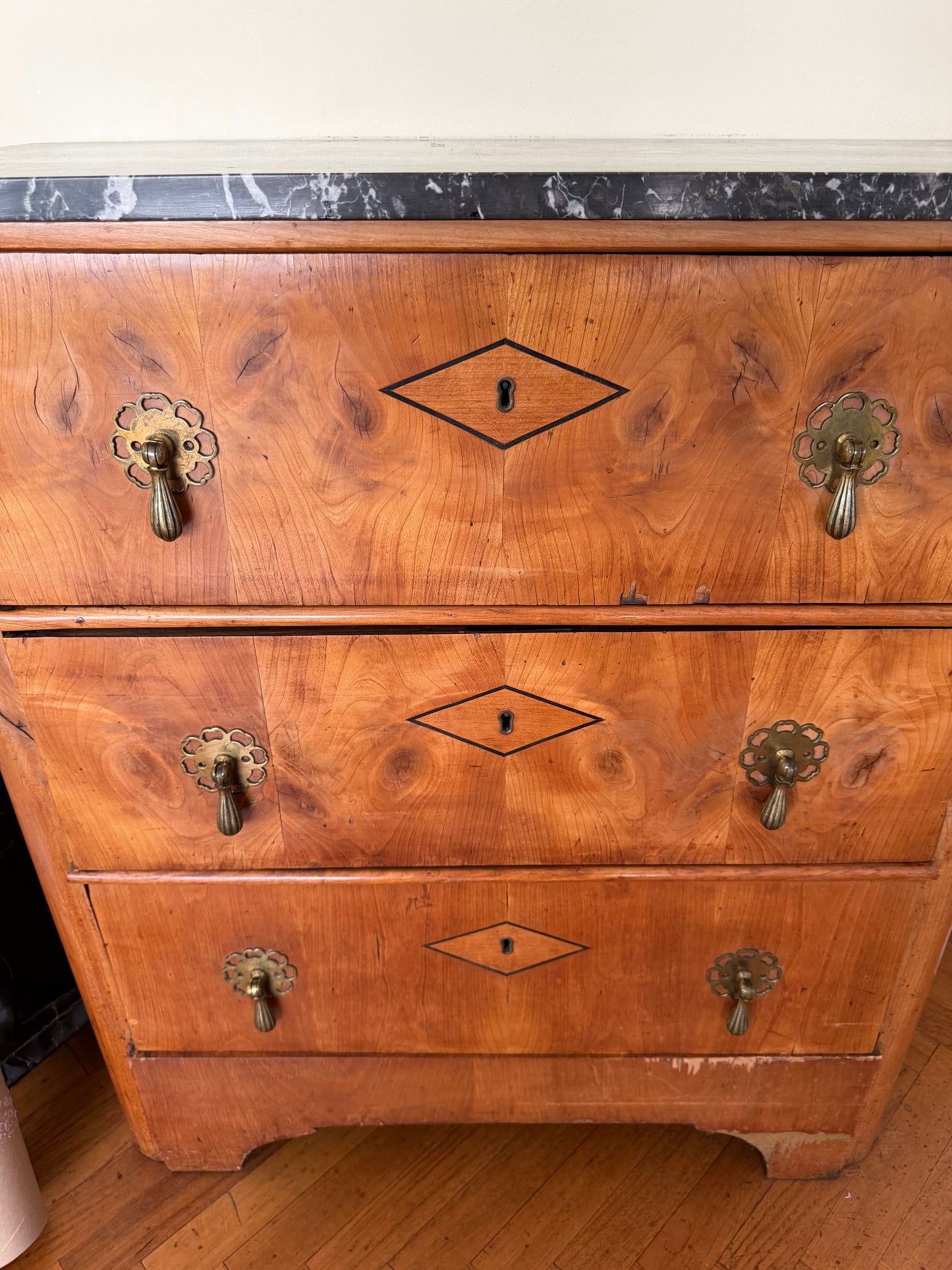 1 - Commode Biedermeier en bois fruitier et marbre noir