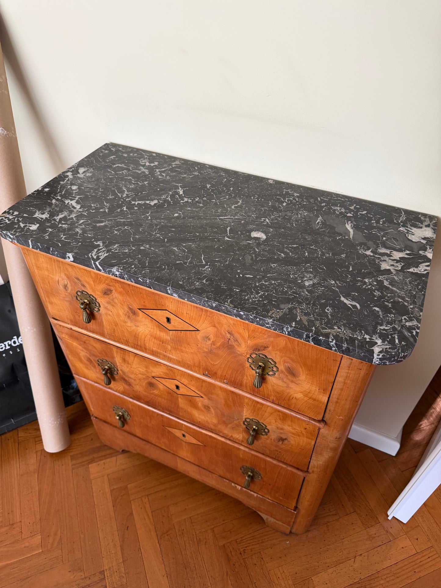 1 - Commode Biedermeier en bois fruitier et marbre noir