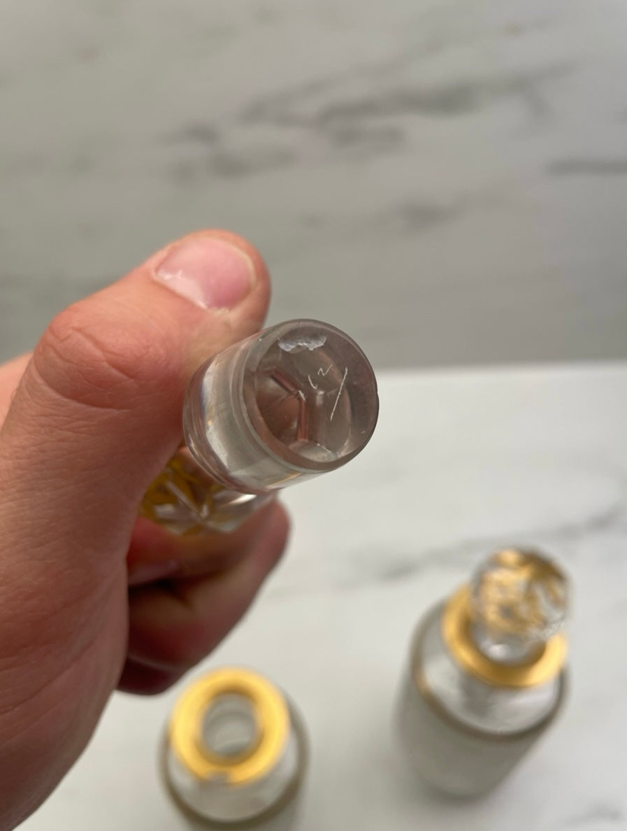 Ensemble de 2 flacons à parfum dorés + boîte à talc – Val Saint Lambert (attribués) – Non signés