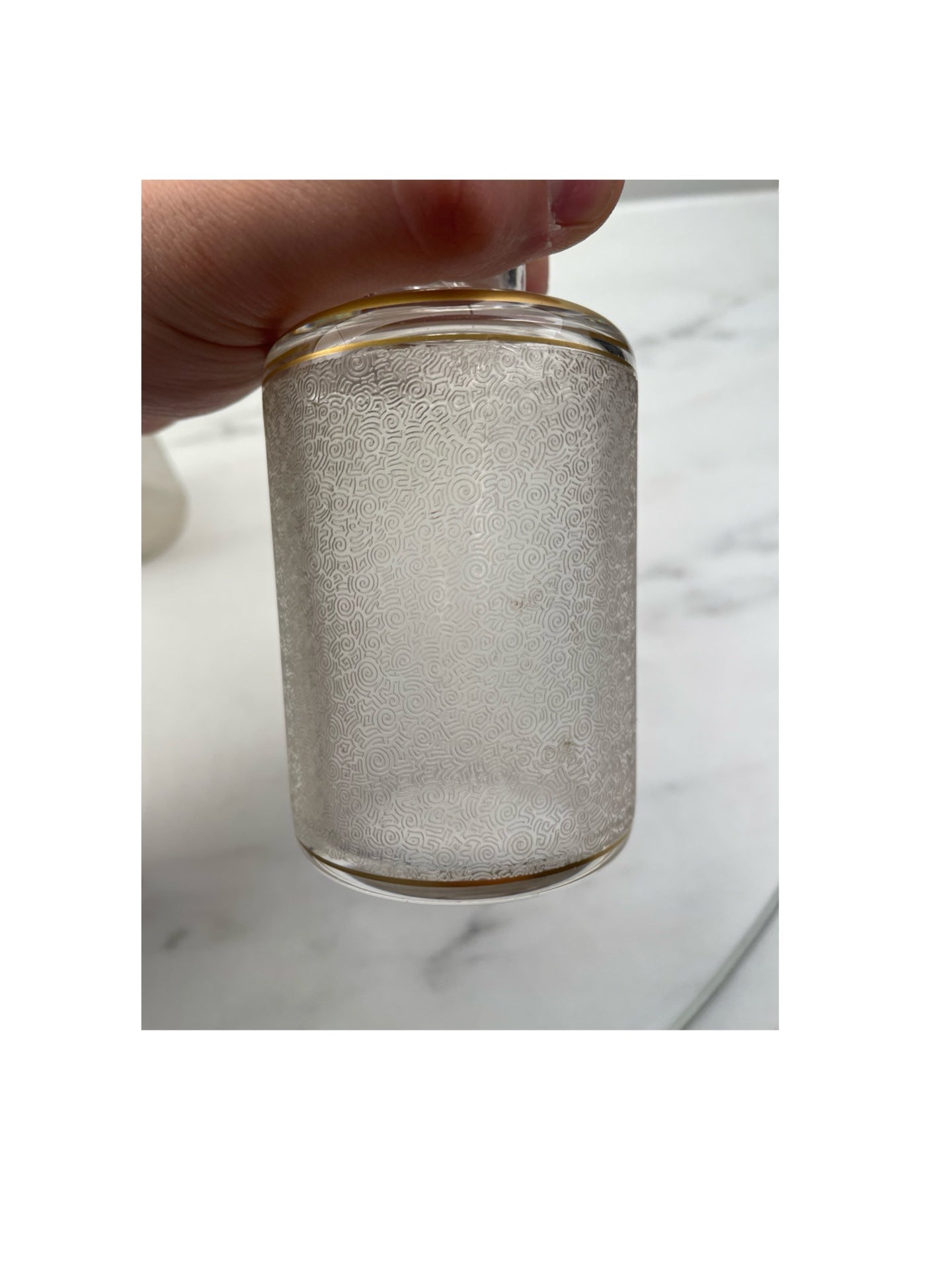Ensemble de 2 flacons à parfum dorés + boîte à talc – Val Saint Lambert (attribués) – Non signés