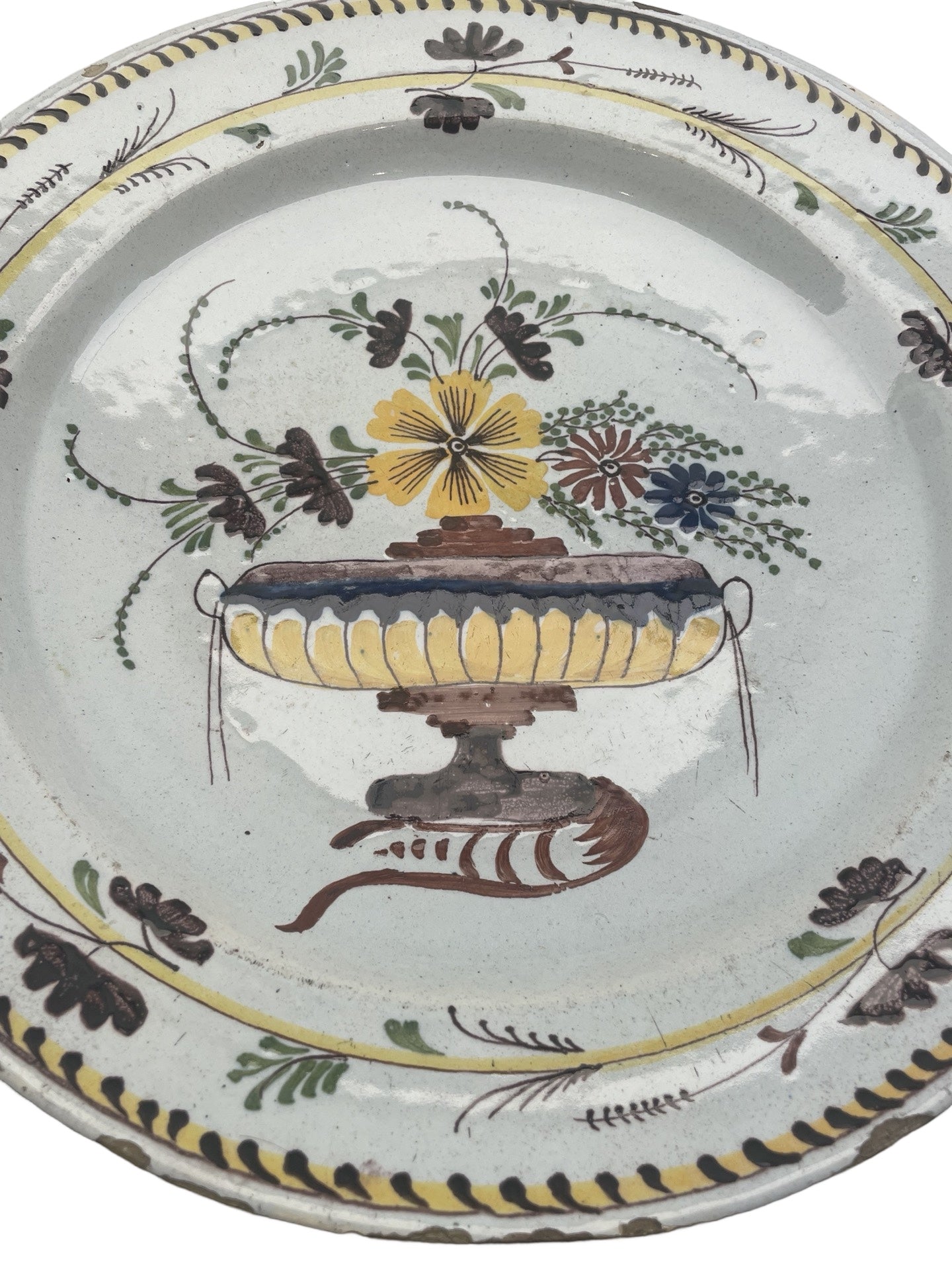 Plat en faïence de Delft – XIXᵉ siècle – Décor floral jaune et blanc – Égrenures
