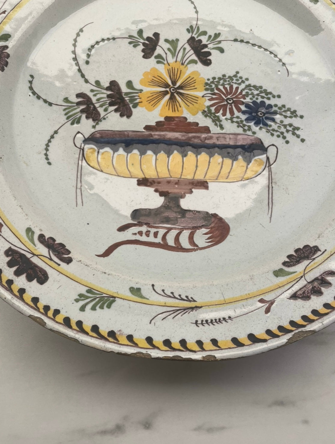 Plat en faïence de Delft – XIXᵉ siècle – Décor floral jaune et blanc – Égrenures