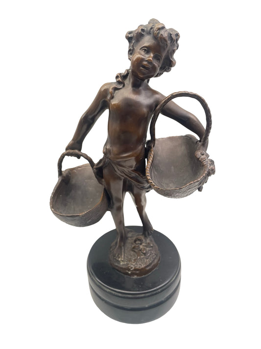 Statue en bronze jeune fille aux paniers - Suzanne Bizard