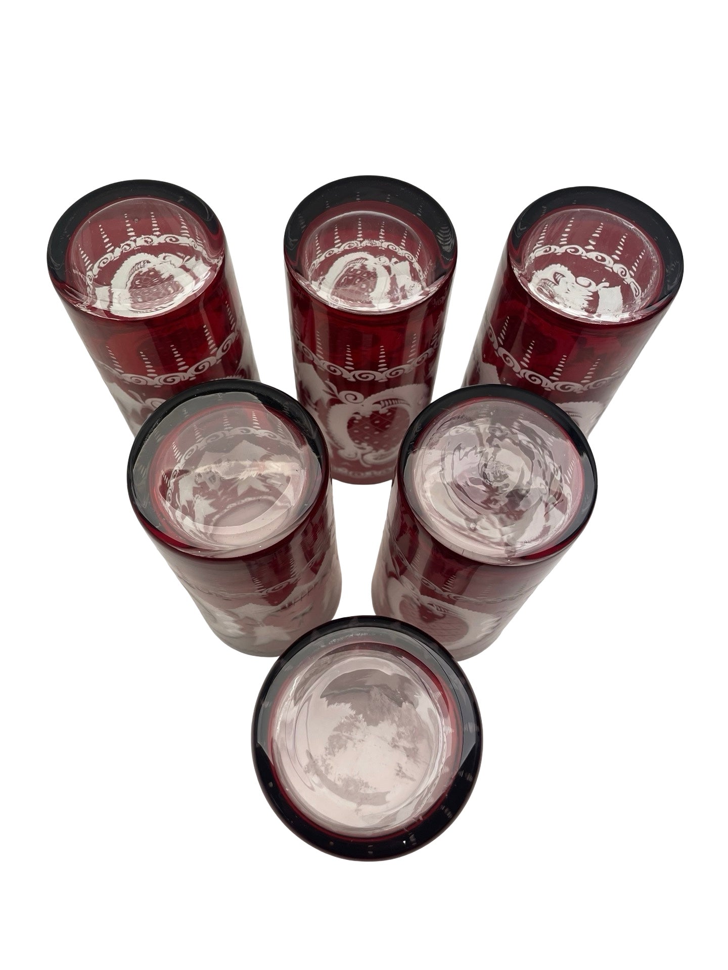 Ensemble de 6 gobelets en cristal de Bohême rouge – Décor d’oiseaux