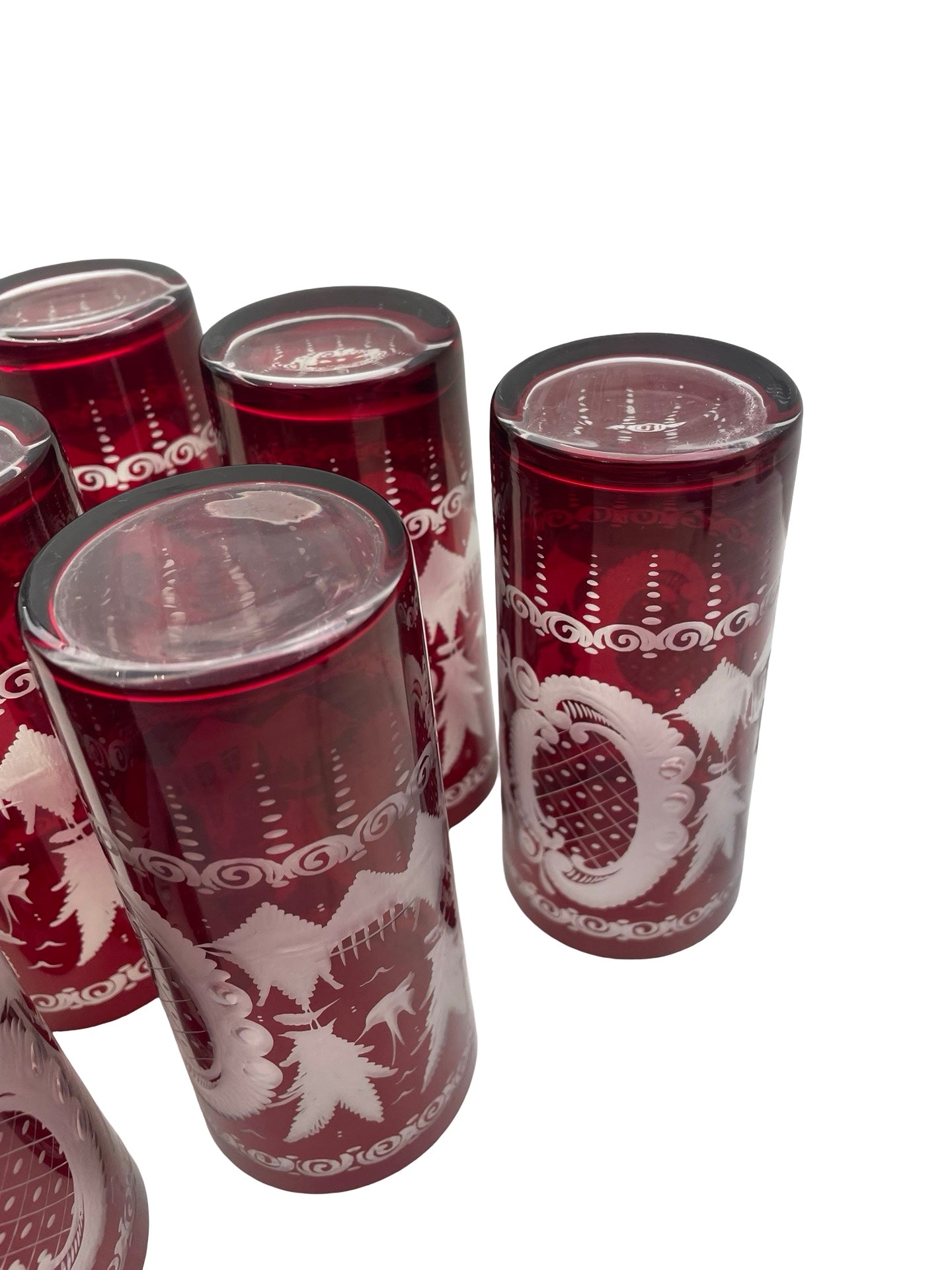 Ensemble de 6 gobelets en cristal de Bohême rouge – Décor d’oiseaux